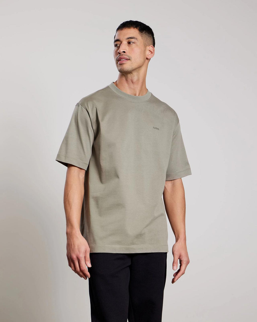 AEDEN Florian tee vetiver green