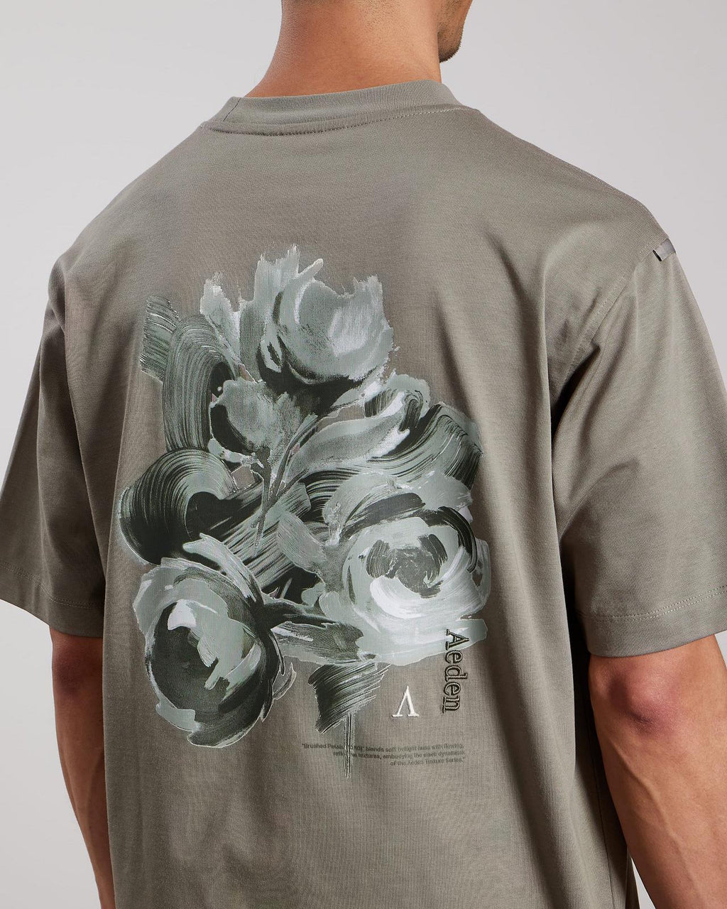 AEDEN Florian tee vetiver green