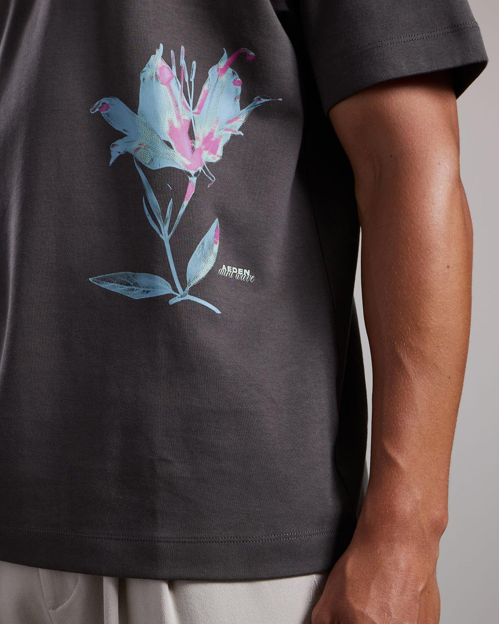 AEDEN Massimo tee raven