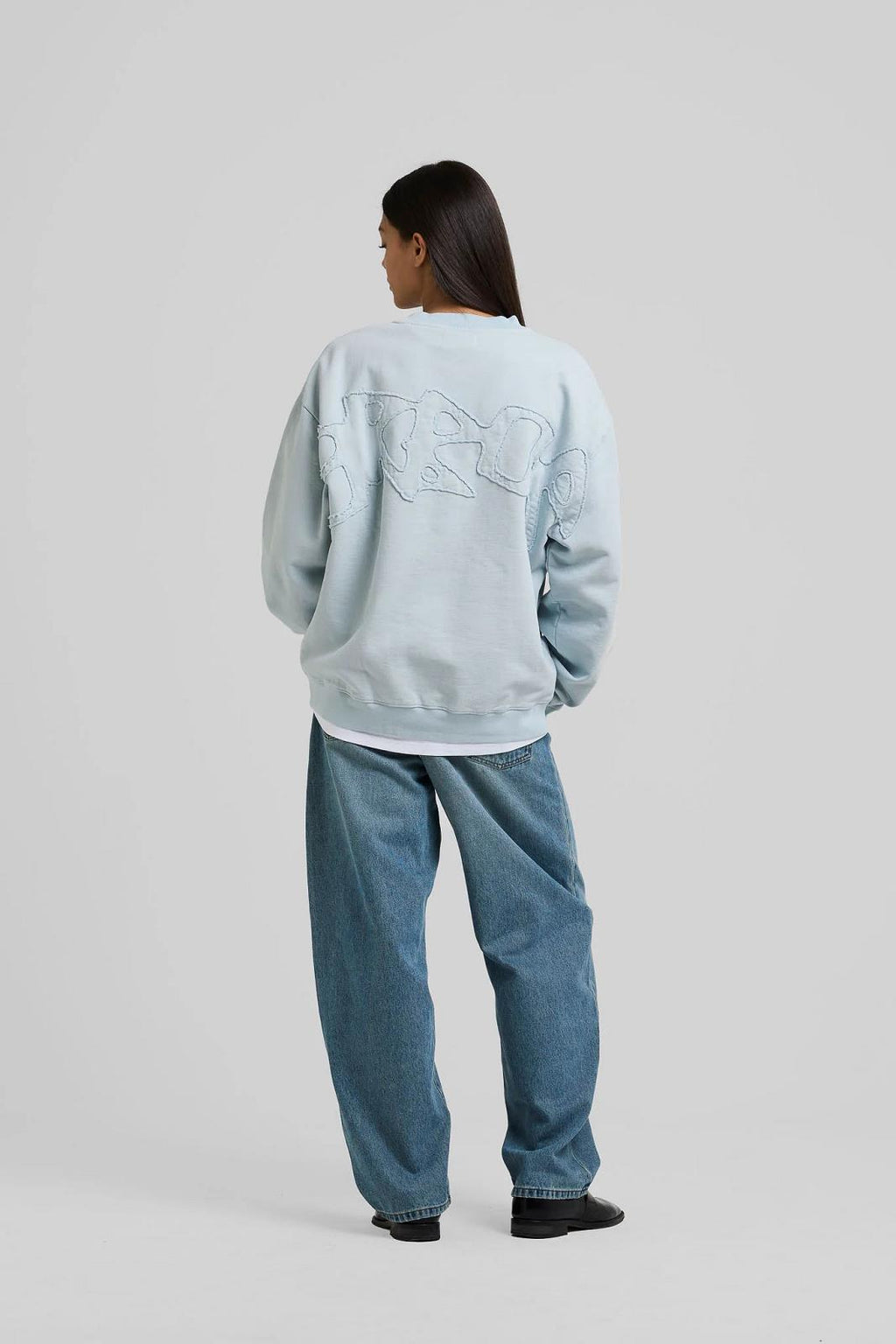 ARBOR ANTWERP Big application crewneck baby blue
