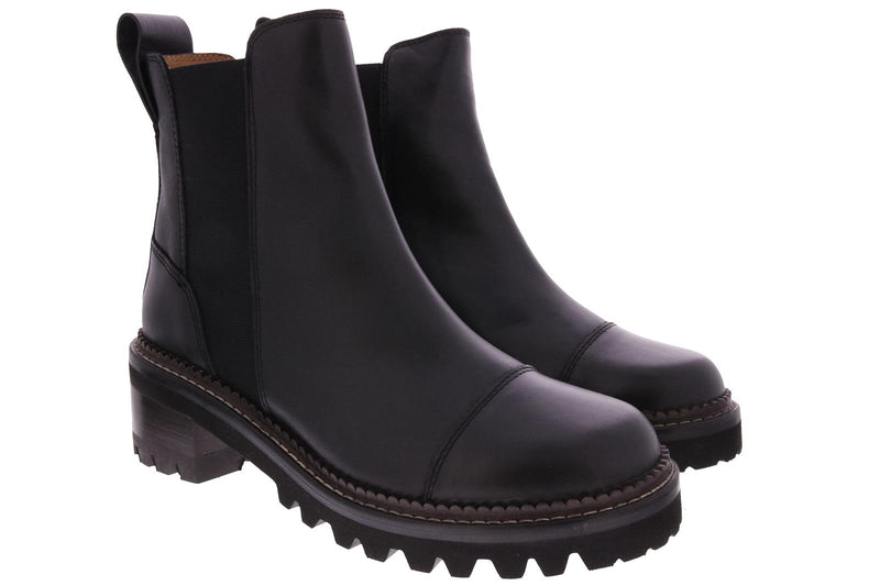 CHELSEA BOOTS