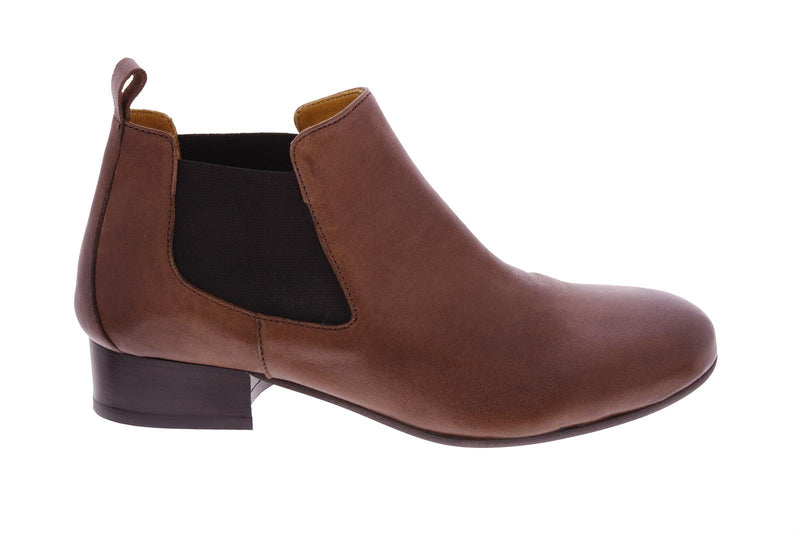 CHELSEA BOOTS