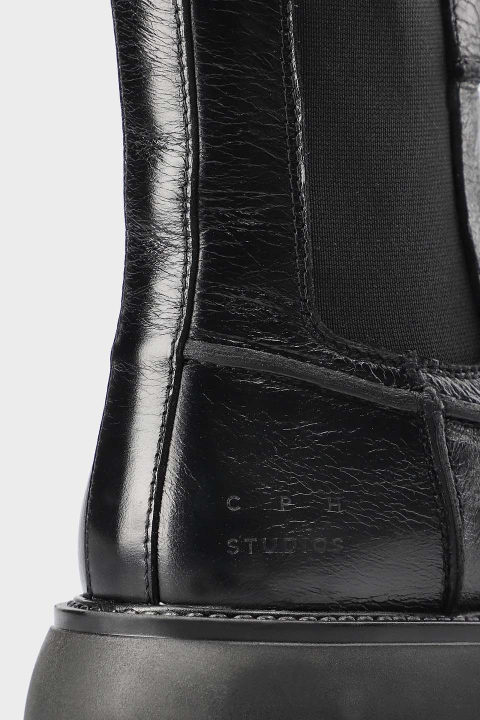 CHELSEA BOOTS