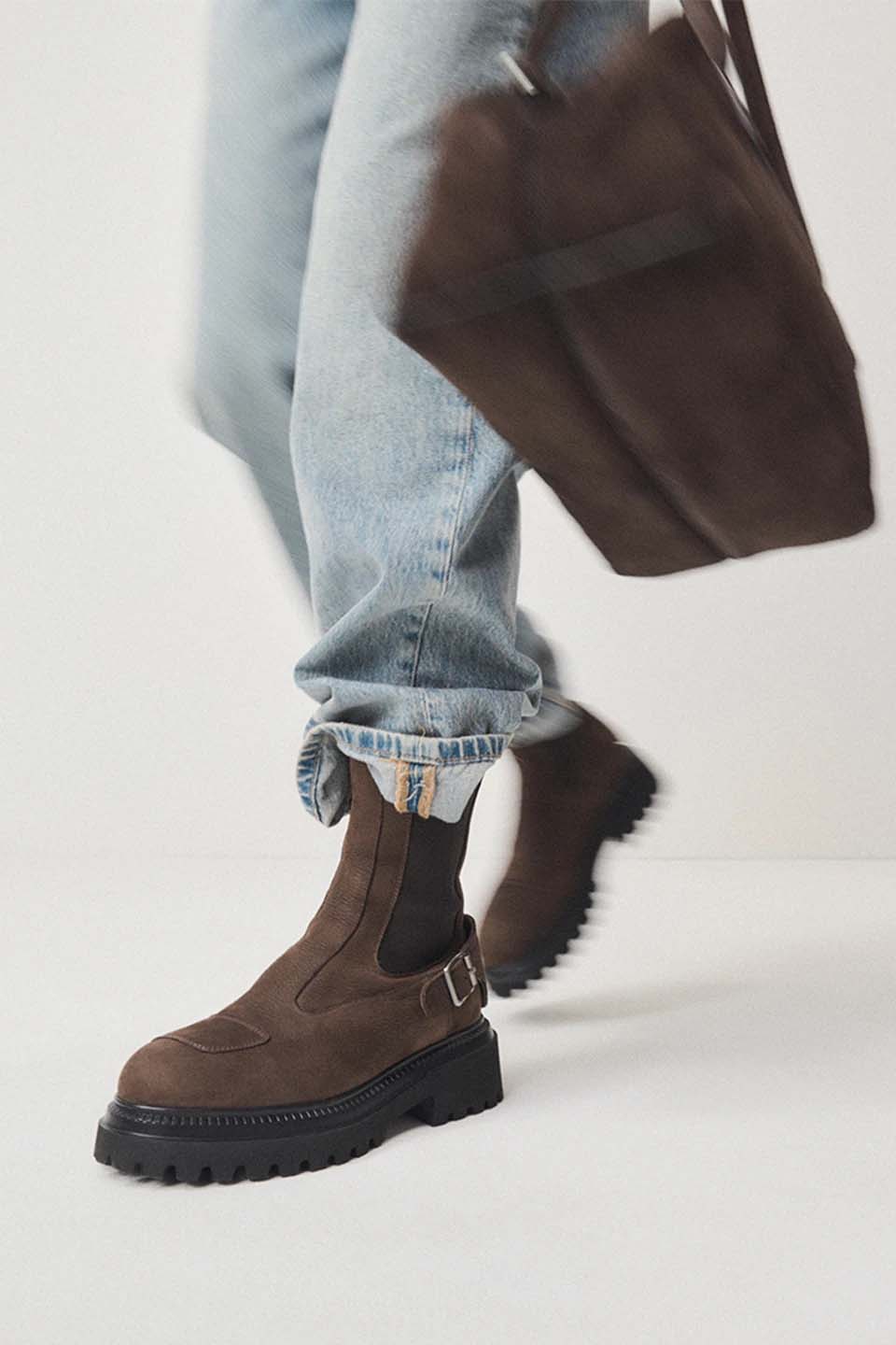 CHELSEA BOOTS