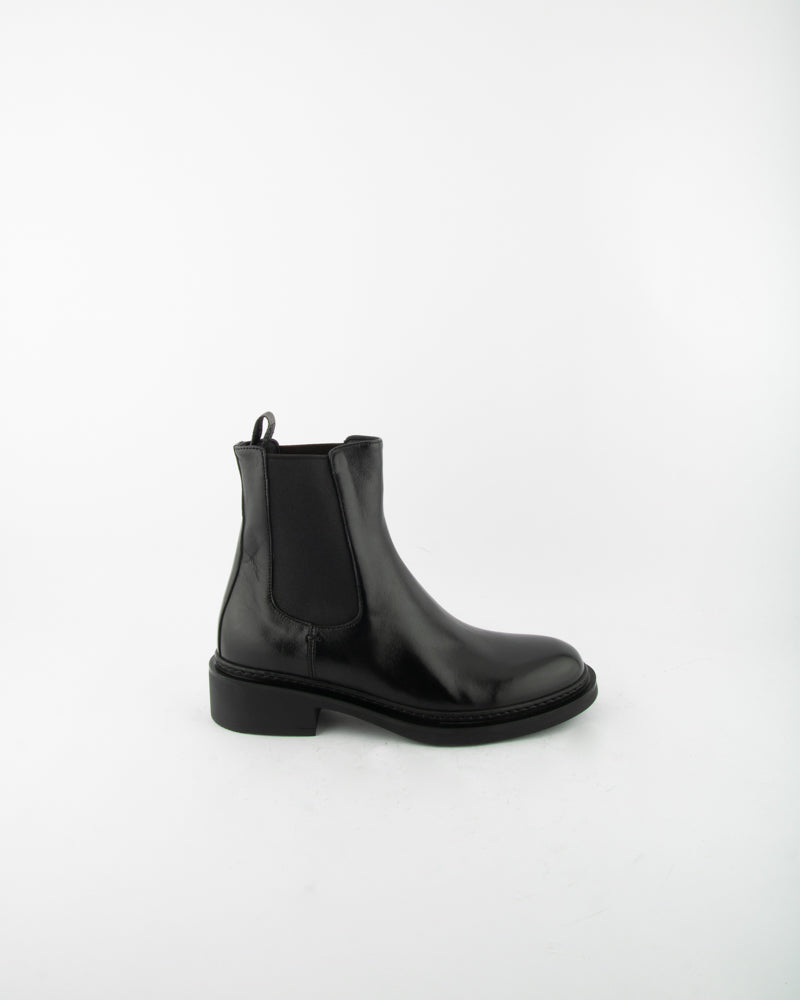 CHELSEA BOOTS