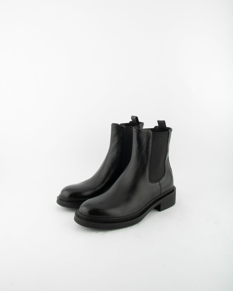 CHELSEA BOOTS