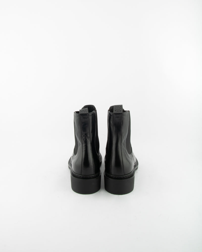 CHELSEA BOOTS
