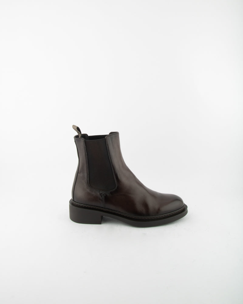 CHELSEA BOOTS