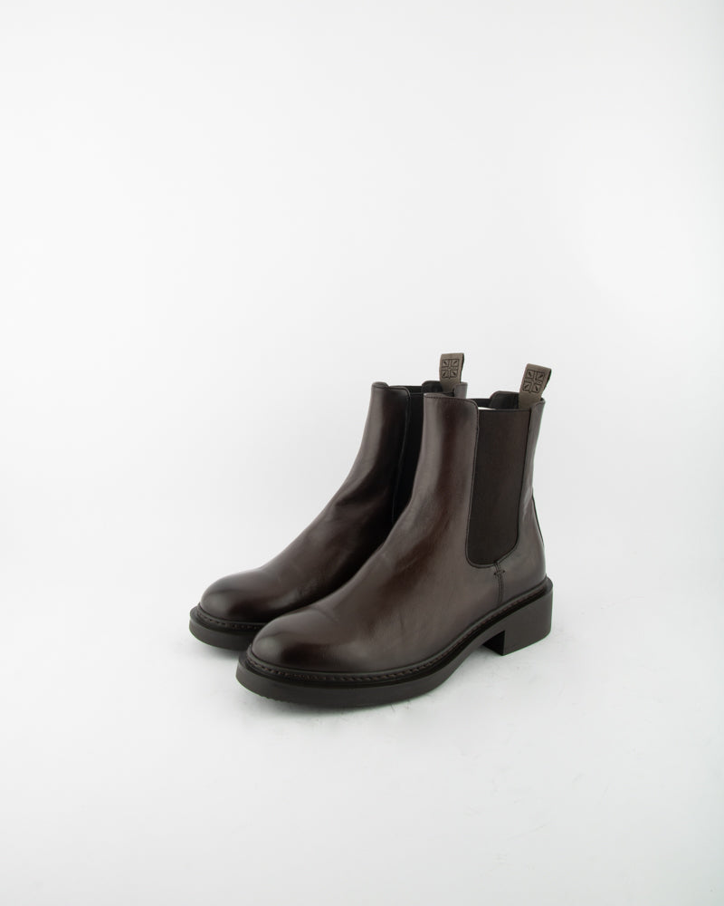 CHELSEA BOOTS