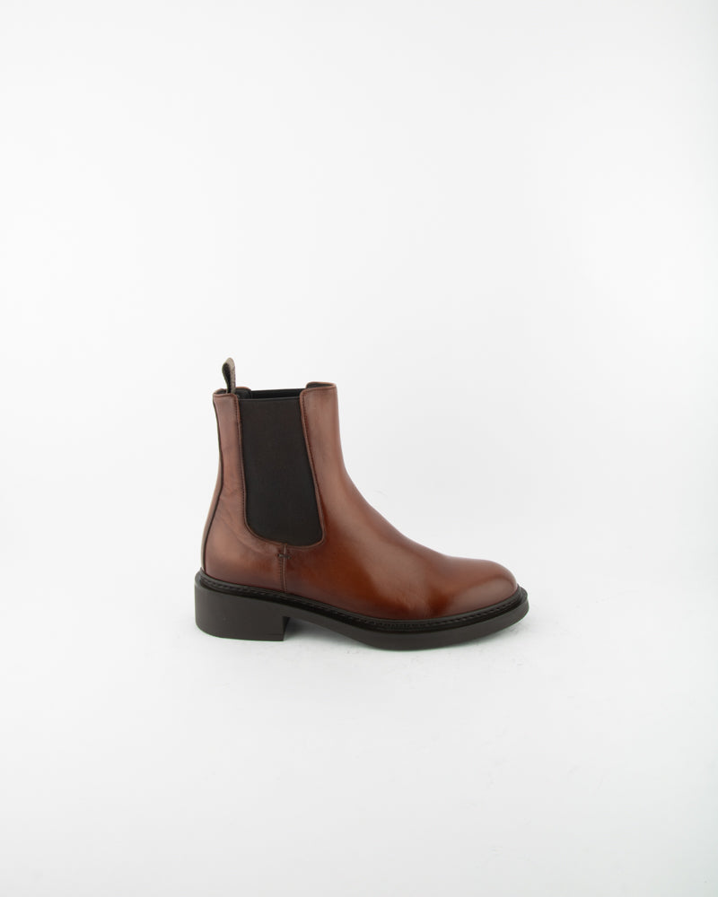 CHELSEA BOOTS