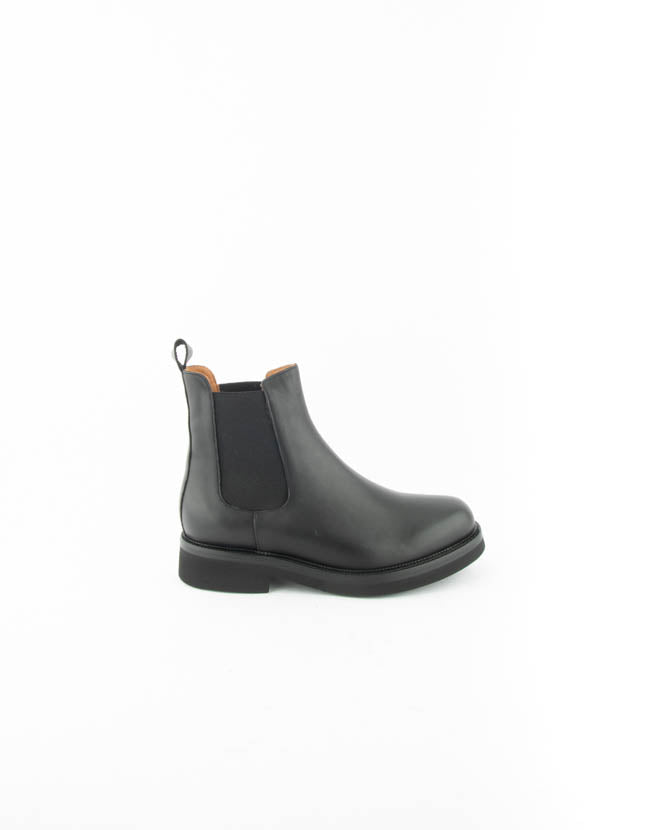 CHELSEA BOOTS