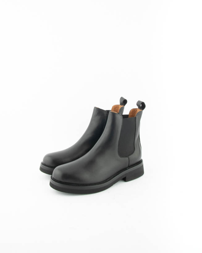 CHELSEA BOOTS
